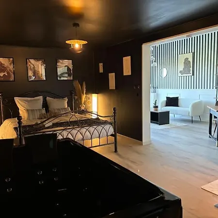 Paris Chic Yourhosthelper * Martragny
